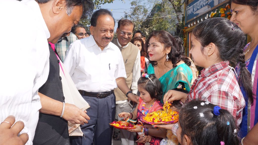 drharshvardhan's tweet photo. Teachers have a huge role in all-round development of children. Great people have become so only by learning from their teachers &amp; parents. https://t.co/RVyNwDPdva