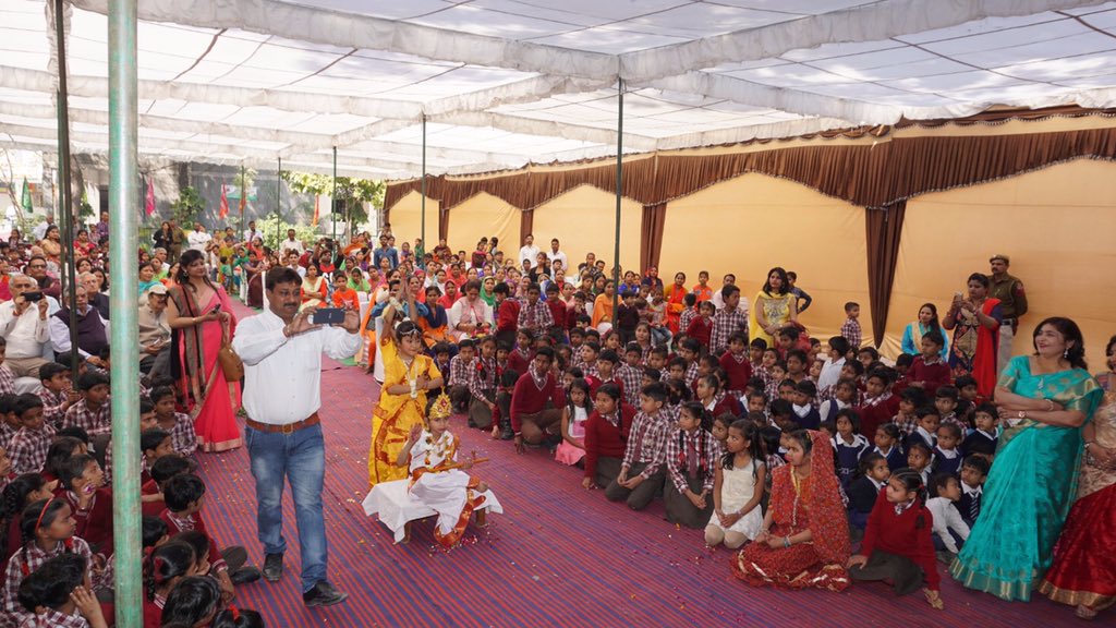 drharshvardhan's tweet photo. Teachers have a huge role in all-round development of children. Great people have become so only by learning from their teachers &amp; parents. https://t.co/RVyNwDPdva