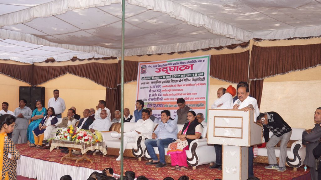 drharshvardhan's tweet photo. Teachers have a huge role in all-round development of children. Great people have become so only by learning from their teachers &amp; parents. https://t.co/RVyNwDPdva