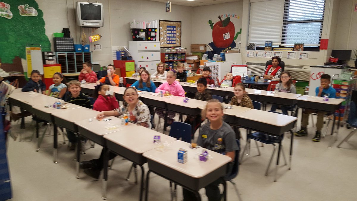 OES_lunch's tweet photo. National breakfast week at OES https://t.co/DYYWL0urLV