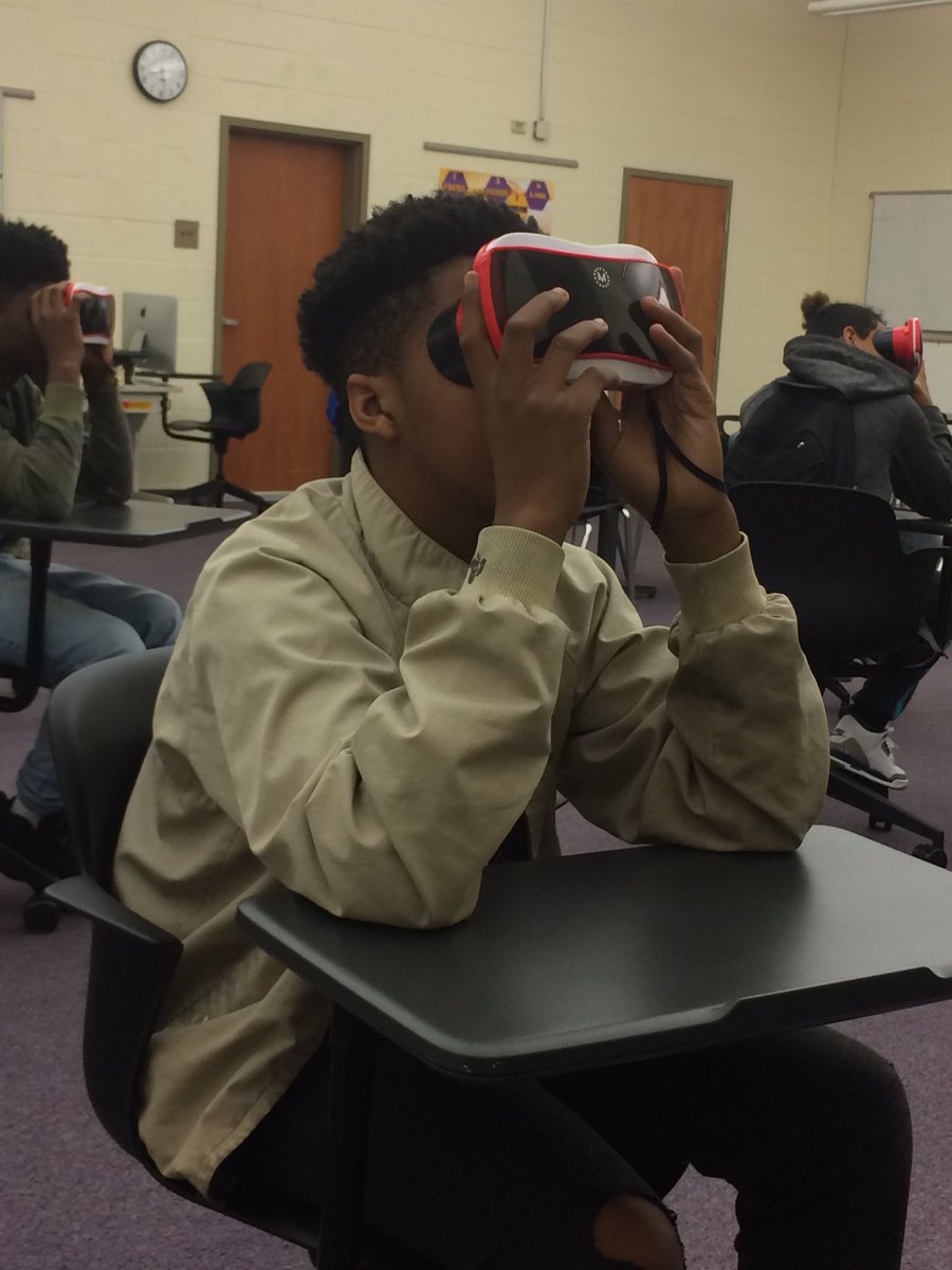 MrsNealGMA's tweet photo. Using #VR to learn about bones today @VineMSKnox @HilliardStacy #LearningExperiences #VineRocks https://t.co/N6JYIdo0zV