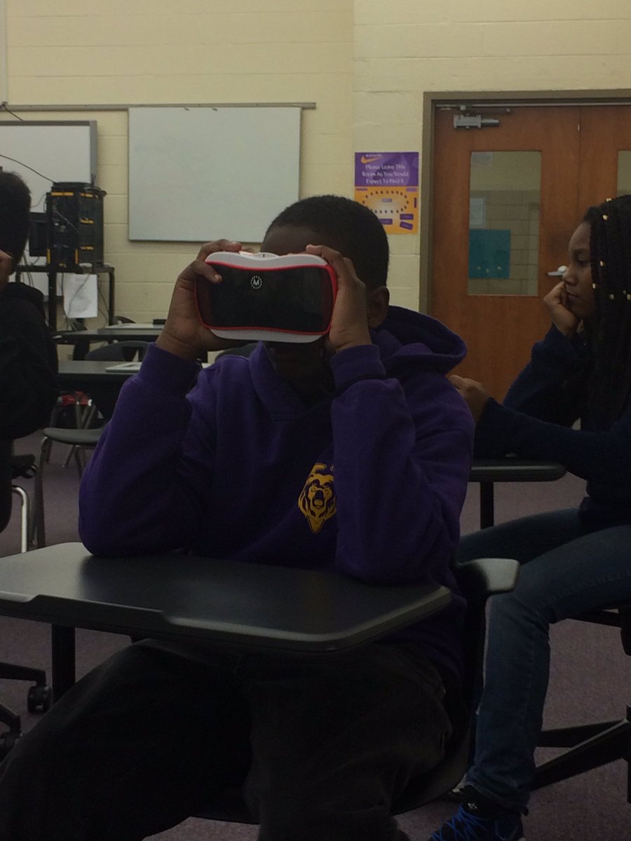 MrsNealGMA's tweet photo. Using #VR to learn about bones today @VineMSKnox @HilliardStacy #LearningExperiences #VineRocks https://t.co/N6JYIdo0zV