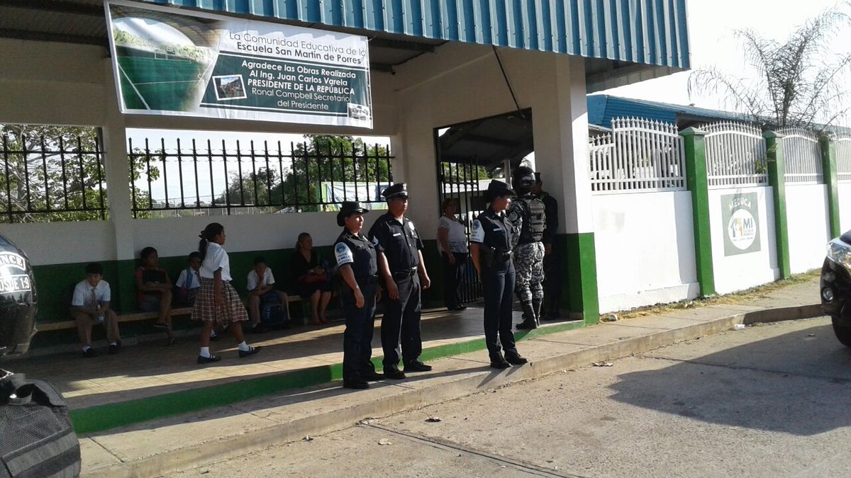 policiadepanama's tweet photo. Nuestro mayor orgullo es velar por el bienestar de nuestra niñez y adolescencia. #ZPdeVeraguas #RegresoAClases https://t.co/9rtwKrUsTz