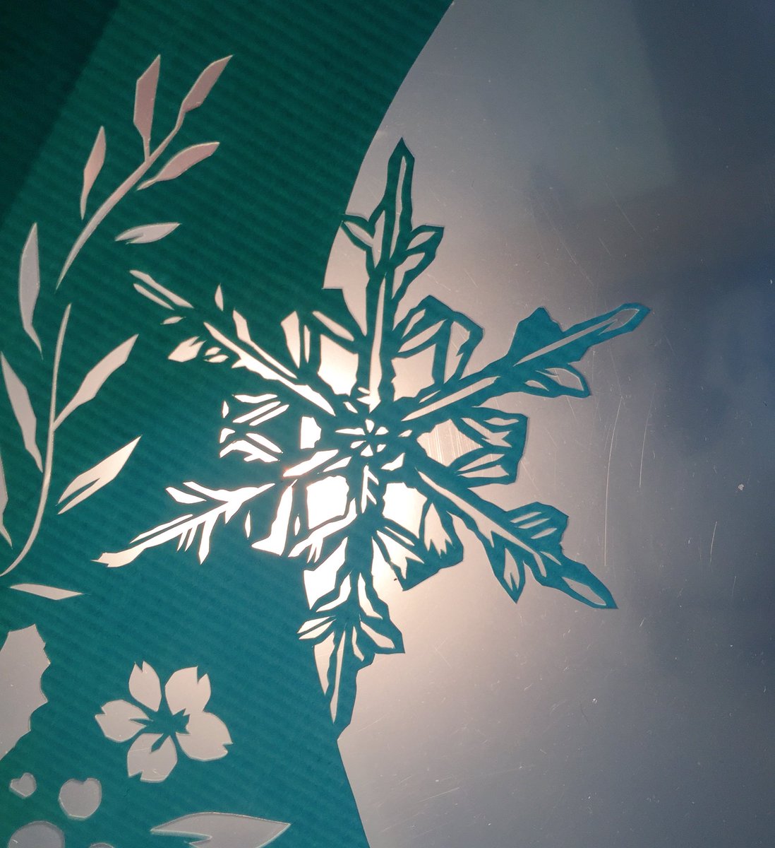 切り絵作家 草太 En Twitter 今日の切り絵 雪の結晶 切り絵作家草太 影絵 T Co Q8eydyljp5 Twitter
