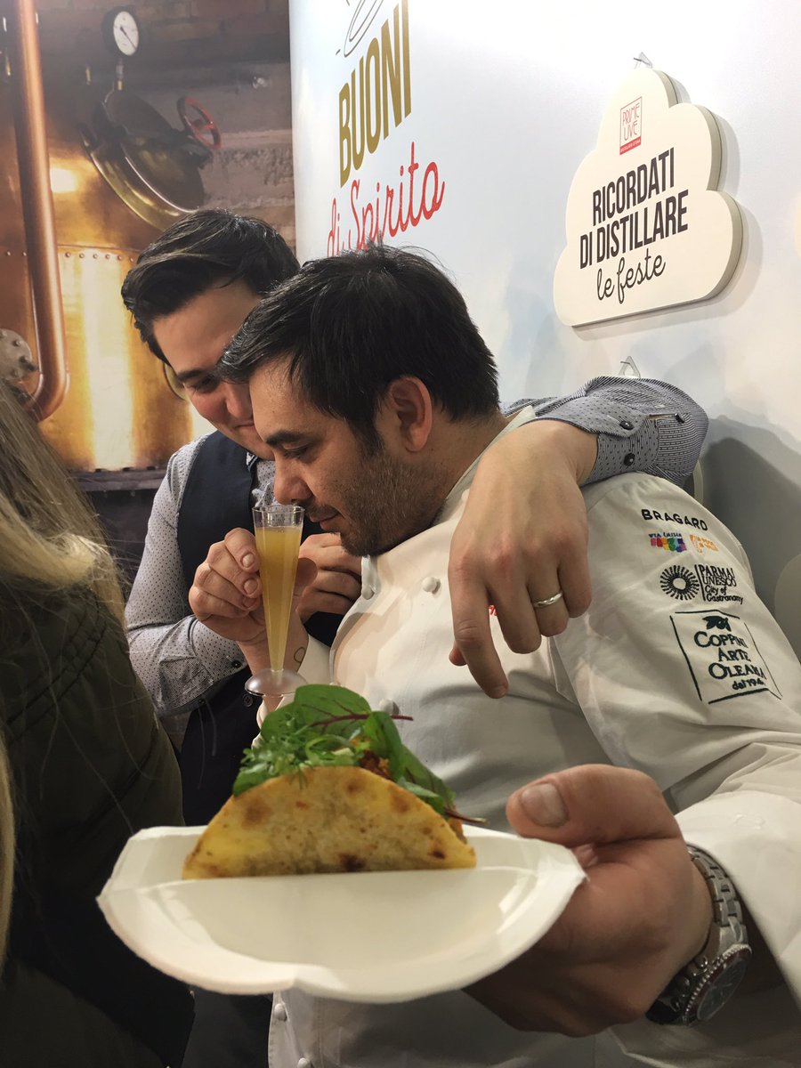 A #IGmi17 <a href="/Felixlobasso/">Felice Lo Basso</a> assaggia il tacos di <a href="/Magorabin/">Magorabin</a> con il Cocktail <a href="/PrimeUve/">Bonaventura Maschio</a> di Mattia Pastori