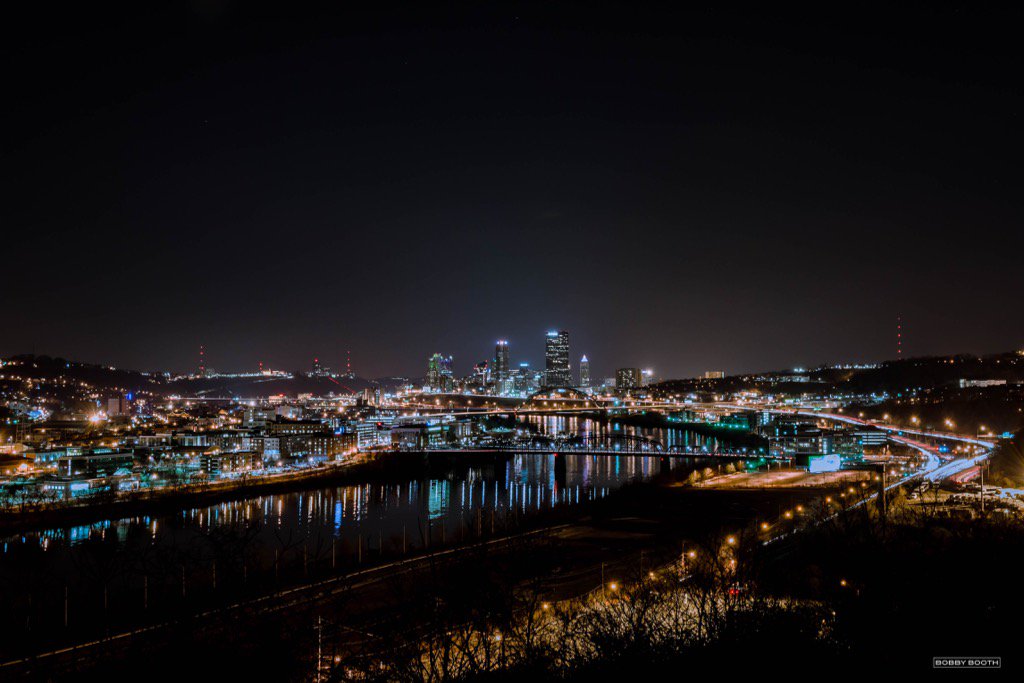 itsbobbybooth's tweet photo. View of downtown Pittsburgh stretching from the south side over to Oakland! #pittsburgh https://t.co/Pe4rmKYgt3