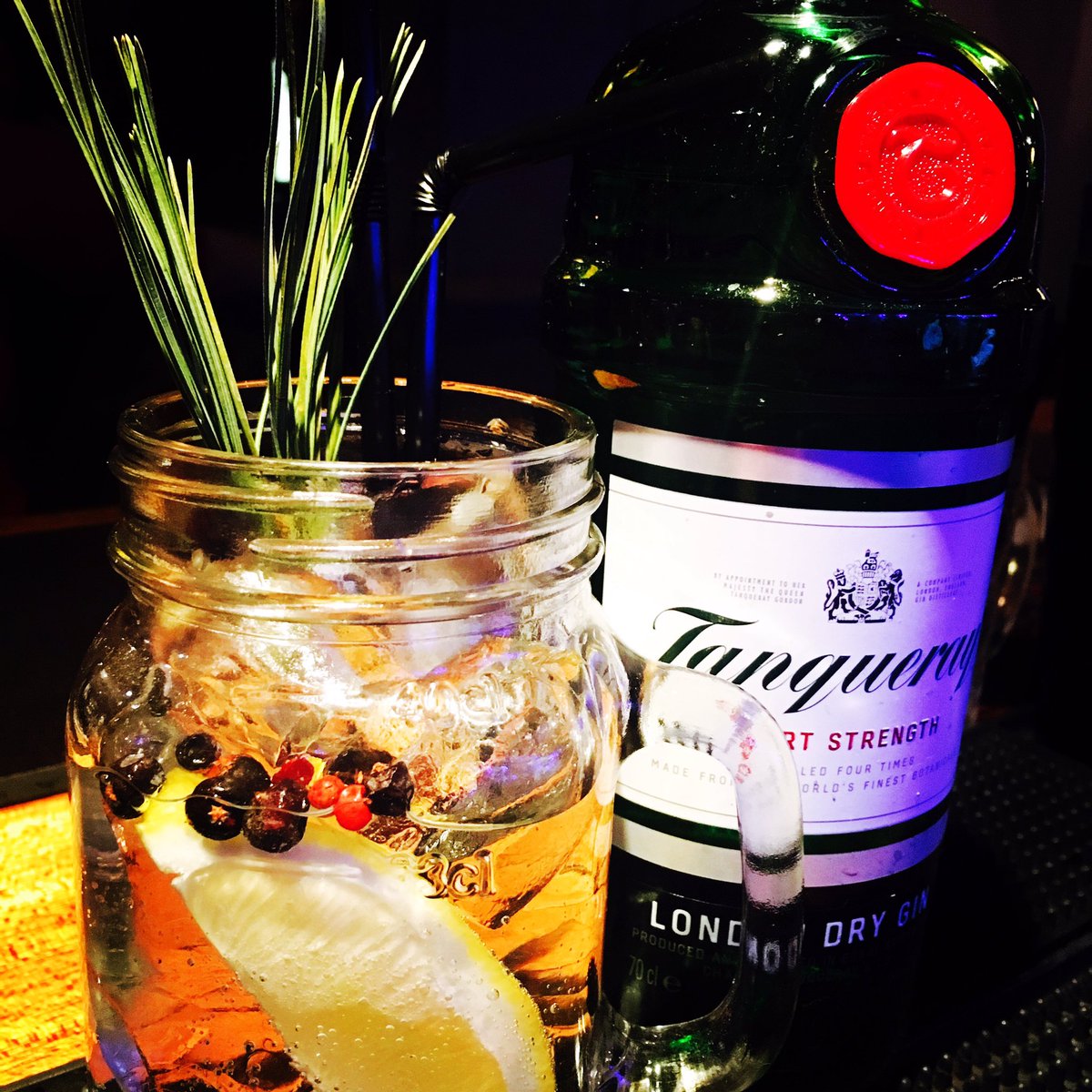Laqueuedecochon's tweet photo. Come in from the storm and enjoy Gin Monday, this week Tanqueray and Tonic only 5.50€ #gin #tanqueray #greatdeals https://t.co/F0OlFCu9NN