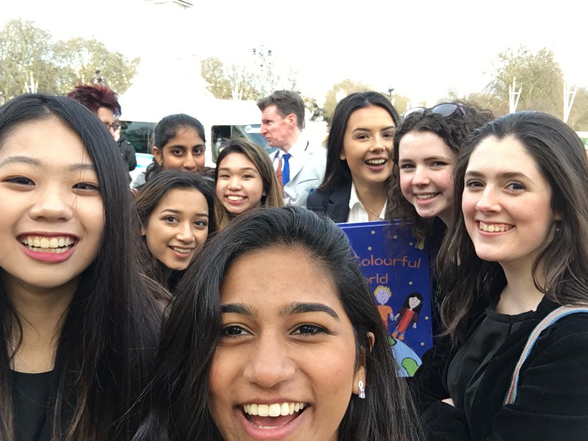 Footprint_1step's tweet photo. We're here! #buckinghampalace #tycooninschools #excited https://t.co/BeswSnt3DE