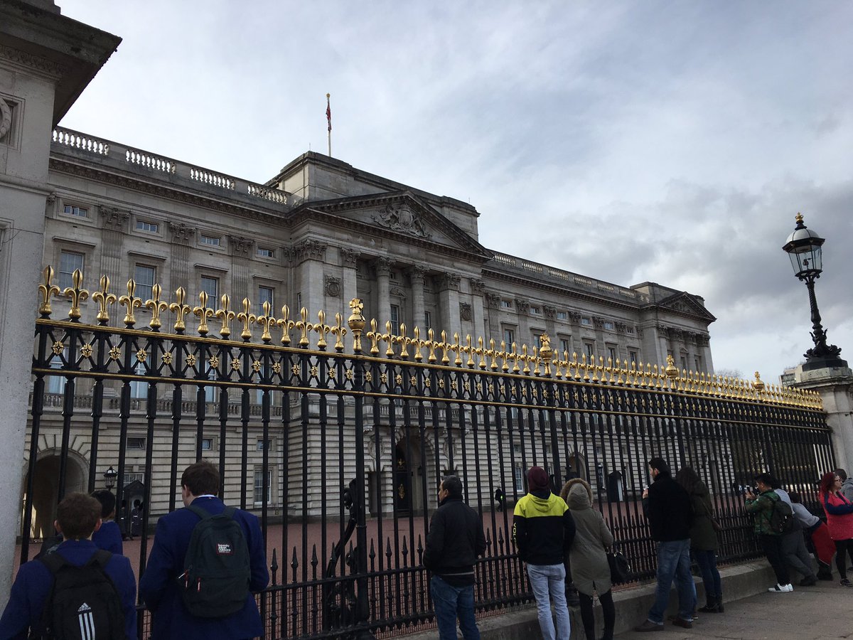 Footprint_1step's tweet photo. We're here! #buckinghampalace #tycooninschools #excited https://t.co/BeswSnt3DE