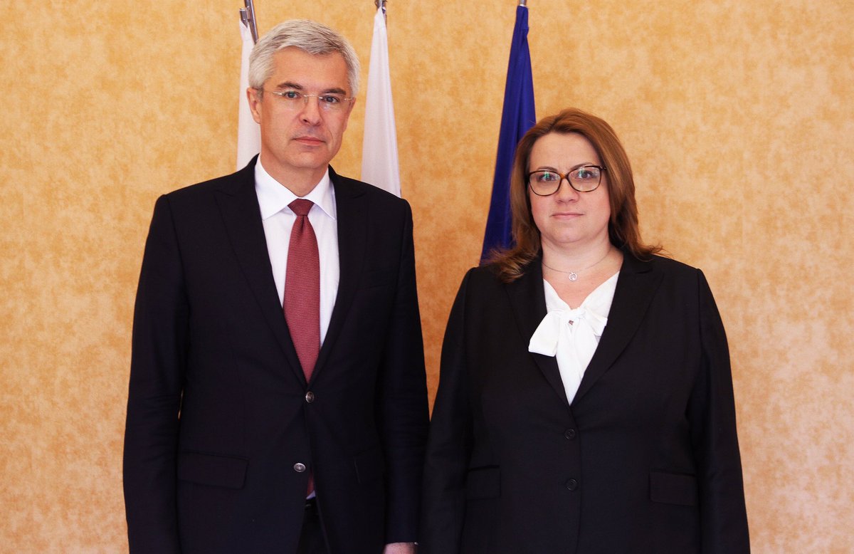 IvanKorcok's tweet photo. Sharing #SKPRES experience with DPM of Bulgaria D. Zlateva.Strong commitment to EU projects more important than ever. Good luck #BGPRES. https://t.co/xZKlyaCBIn