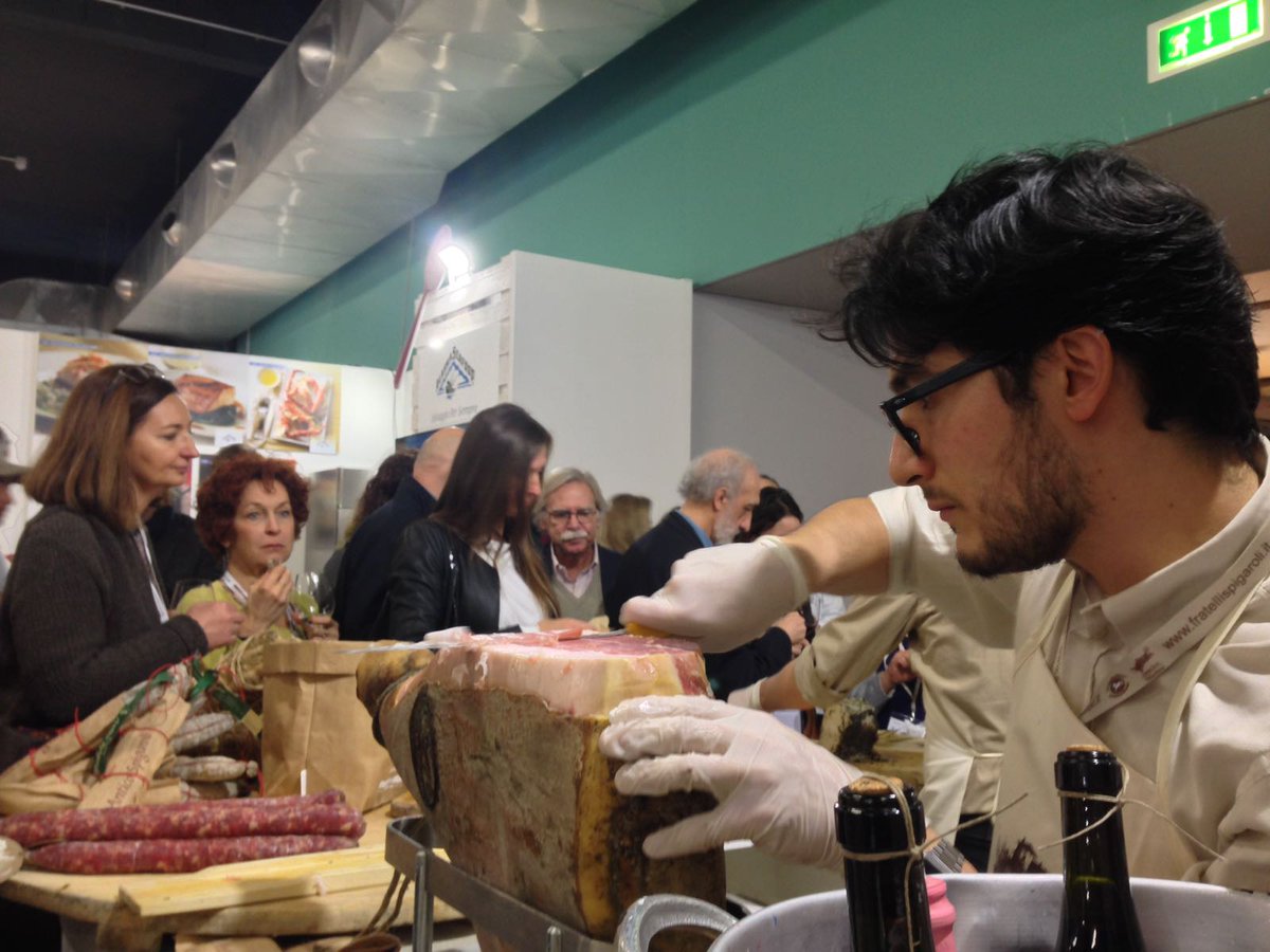 Pesce_S's tweet photo. Siamo a #IGmi17 con i salumi #spigaroli e il maiale nero di Parma @UNISG @identitagolose @morenocedroni @cribowerman @CostardiBros @beker https://t.co/XwI4jgHMgI