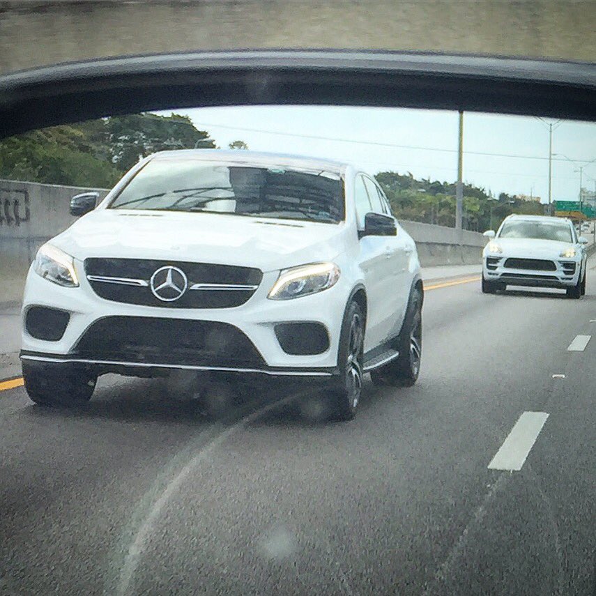 Jaime_Gabaldoni's tweet photo. Felíz #Lunes para todos #MercedesAMGGLE vs #PorscheMacanGTS ¿Con cuál te quedas? #ABordo @univisionautos https://t.co/u0ipkpb58y
