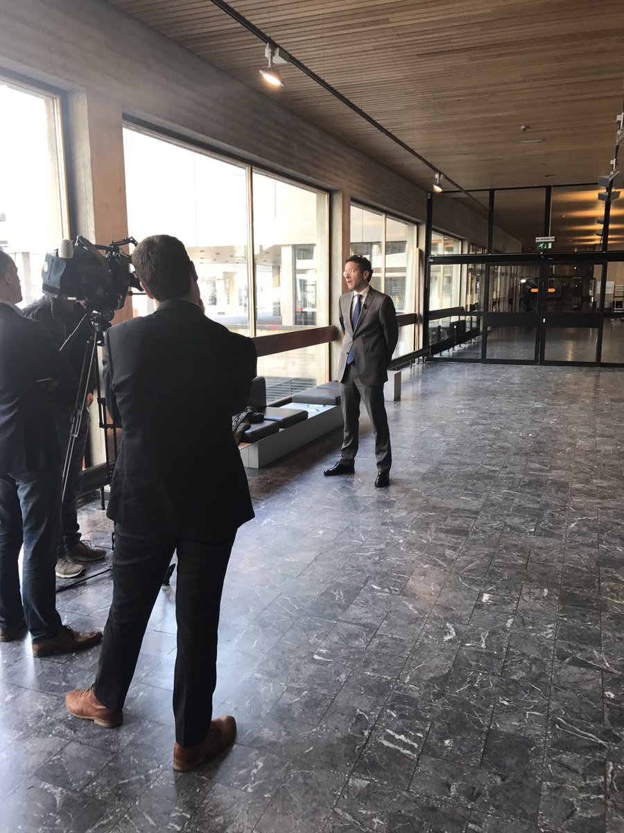 .<a href="/J_Dijsselbloem/">Jeroen Dijsselbloem</a> in gesprek met studenten <a href="/erasmusuni/">Erasmus University</a>, tijdens bijeenkomst georganiseerd door @sfv_cedonulli