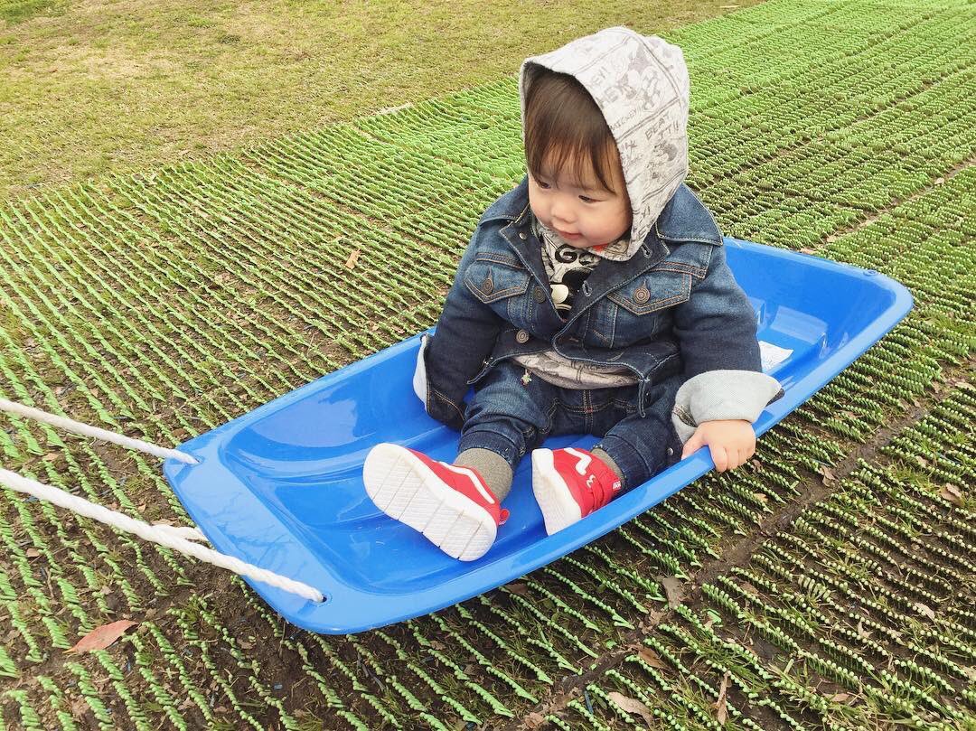 SavE6YT's tweet photo. 今日はお天気が良かったから🌸🍃
そりを持って公園へ☺️
またお休みになったら行こう��❤️
#息子 #12ヶ月 #公園デビュー #ソリ遊び https://t.co/LIvFB0dT02