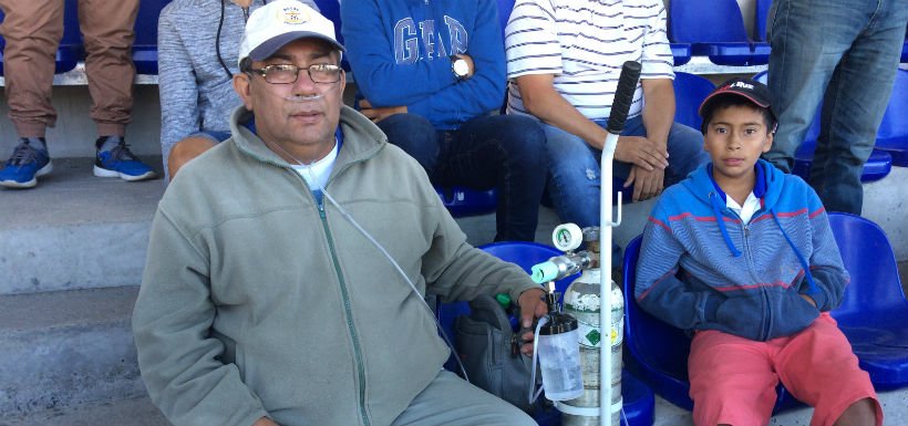 ElDeportivoLT's tweet photo. ❤️  El fiel hincha de Naval que ni con tanque de oxígeno abandona el estadio https://t.co/mgVIqF6Csr https://t.co/IUb8HXbsCB
