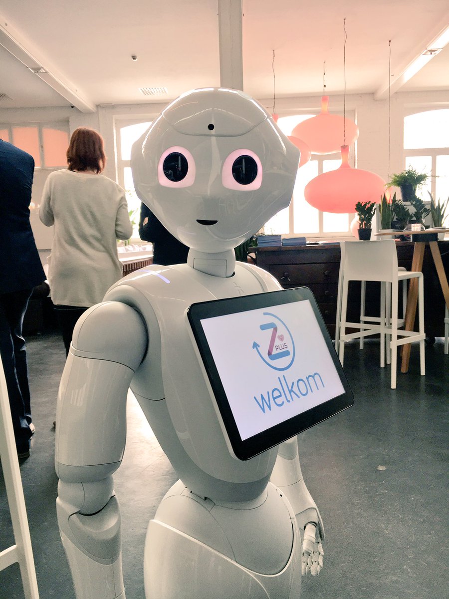 Pepper verwelkomt iedereen op het event van <a href="/ZplusBE/">Z-plus</a> ! <a href="/CronosGroep/">De Cronos Groep</a> #pepper #robot #innovation