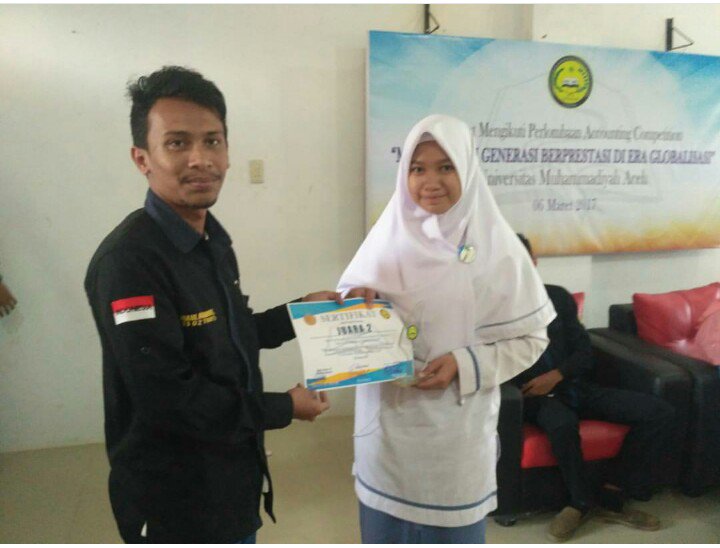Penyerahan  Trophy  dan sertifikat Pemenang juara 2 lomba Accounting Competition , Widia Amirah dari SMK N 1 Banda Aceh.

#himam