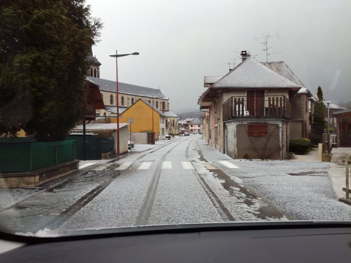 F4FYF's tweet photo. Gros orage avec bourrasque violentes, pluie forte et grêle sur la chaussée, secteur #Albens (73) #Meteo73 https://t.co/XuCdvVQdLV