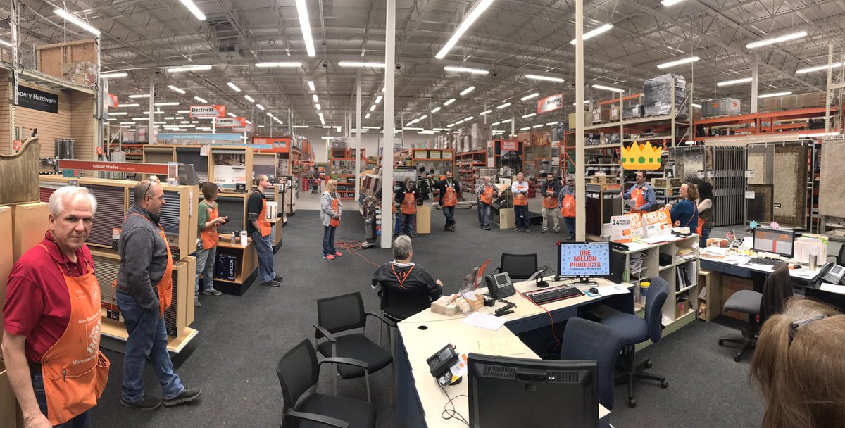 mayor_cox37's tweet photo. Branden getting the 2767 team FIRED-UP for another great week! #inittowinit #voa275 @bobsaniga @mjzizak @troyer_paige @BruceDaron1 https://t.co/r4RMG1jZ04