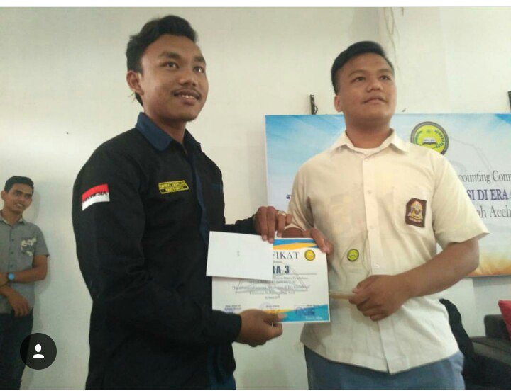 Penyerahan  Trophy dan sertifikat Pemenang juara 3 lomba Accounting Competition, Irfan Nur Azmi Siddiq dari SMA N 6Banda Aceh.

#himam