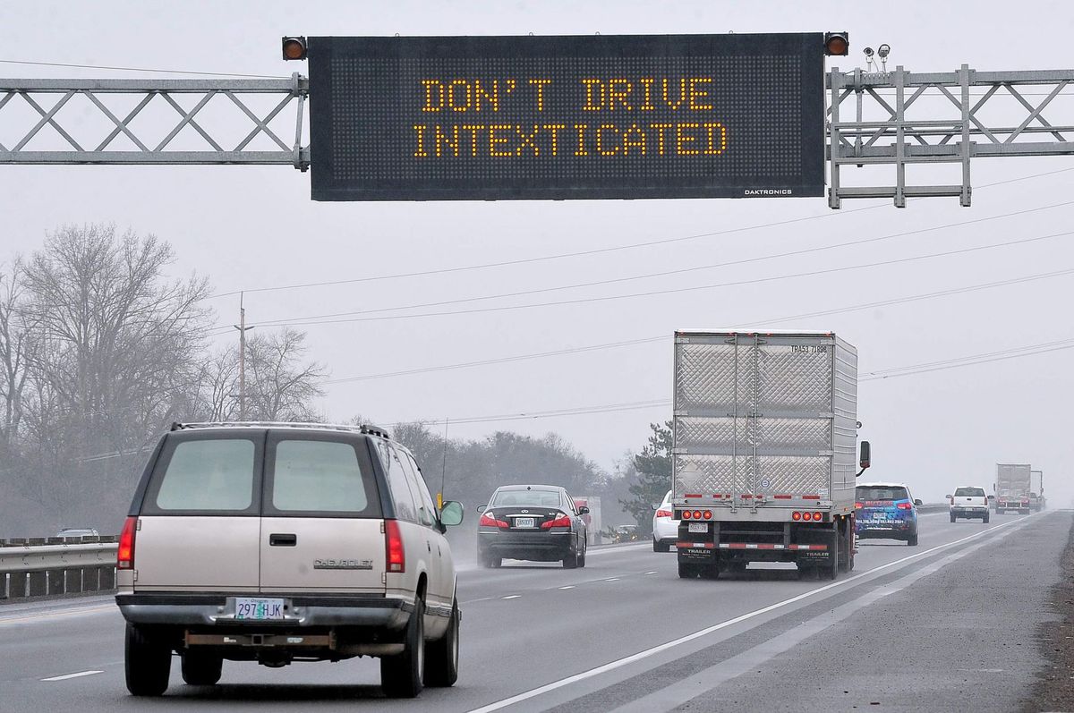 Safe_Roads's tweet photo. Oregon  Hwy sign. Because #Distracteddriving IS impaired driving. Please hangup, #itcanwait https://t.co/XMnEx0C0op https://t.co/nYm91uNaRc