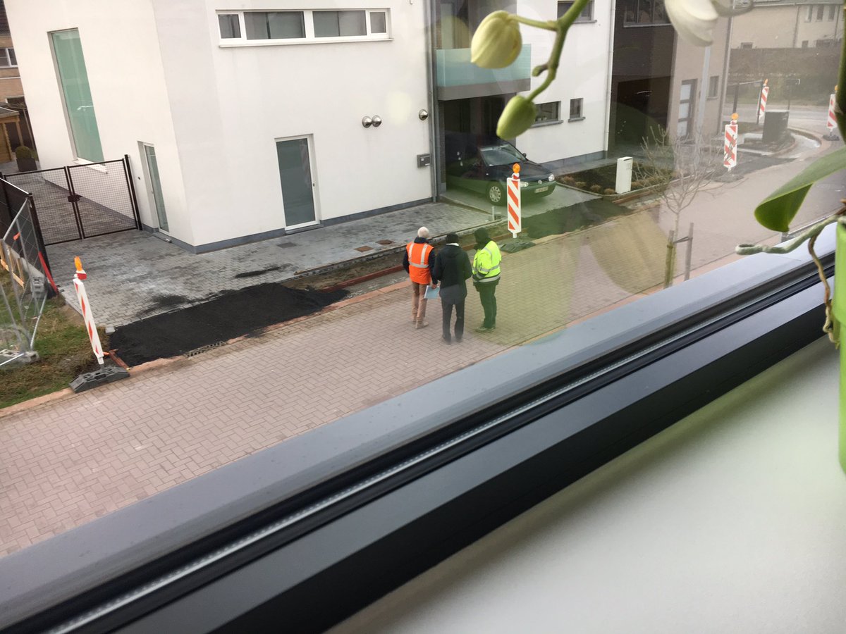 StievoOne's tweet photo. Bezoek 9,10,11? En nog geen voetpad kunnen aanleggen! #belastingsgeld #uitleggenaanbomrn @Wetteren https://t.co/TxC3TDM4Ha