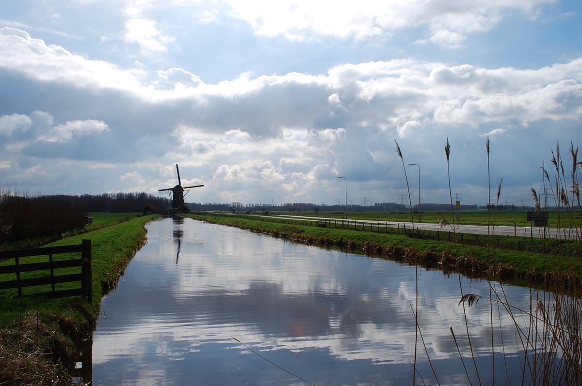 padt005's tweet image. #Goedemorgen Geacht Weerteam, prachtige buienluchten in de polder, opnames gemaakt in de omgeving van Ridderkerk 6 Mrt