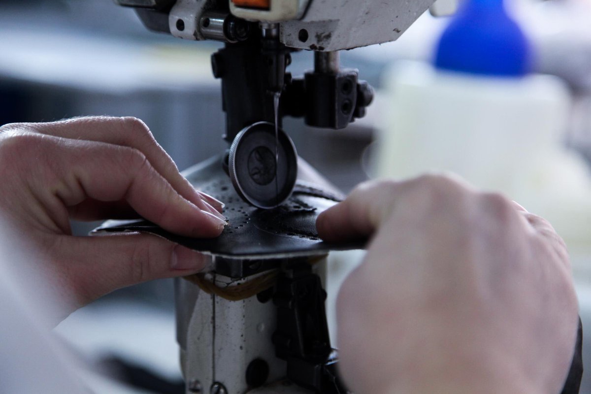 KlosiBlendi's tweet photo. Këpucë në vend të kanabisit ;). Tani kompanitë prodhuese kanë dizenjuesit e tyre të  këpucëve “ Made in Albania” https://t.co/cozfaCL3bB