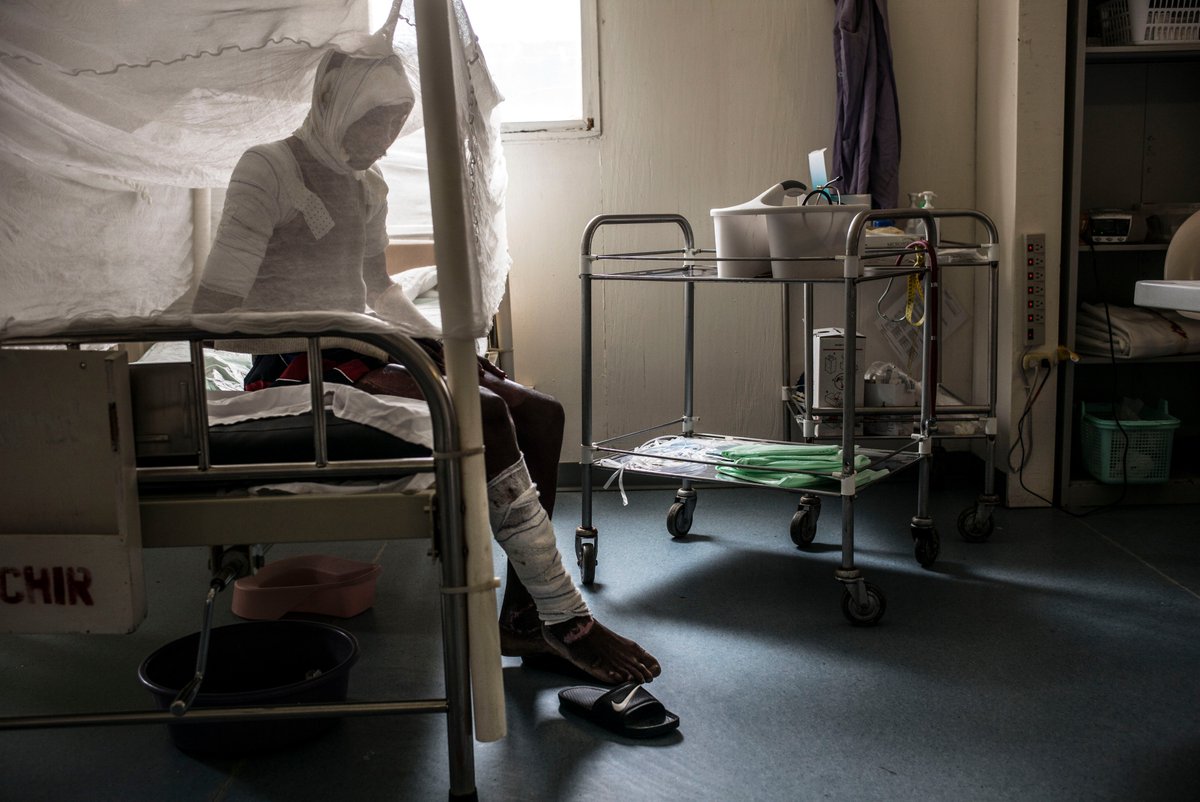 Soigner les grands brûlés d'Haïti. Photos de @CorentinFohlen 
msf2016.atavist.com/soigner-les-gr…