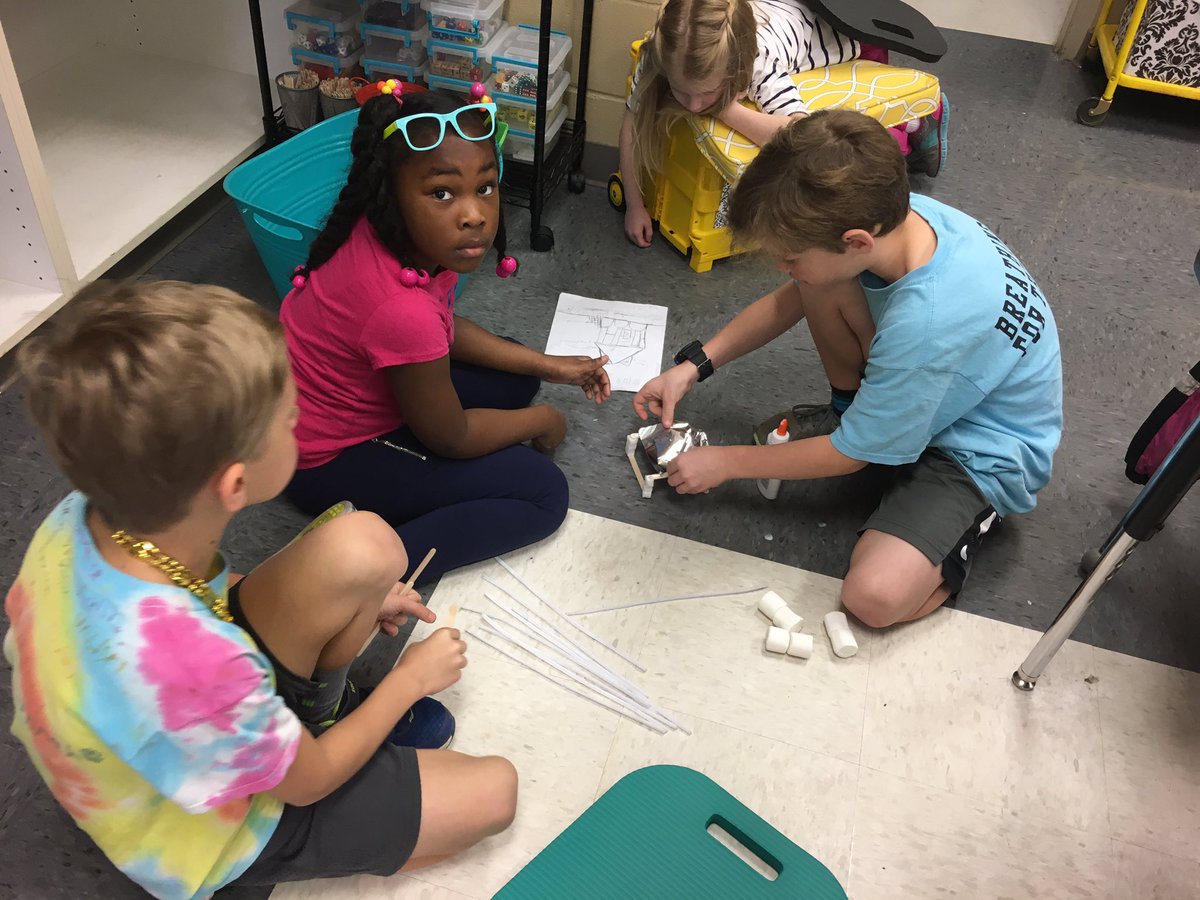 TheGossettKids's tweet photo. Happy Monday! Construction is underway! 3 little pigs PBL! #bluffparkpanthers #destinationlearning2017 @BluffParkElem https://t.co/V9rhMNFRXT