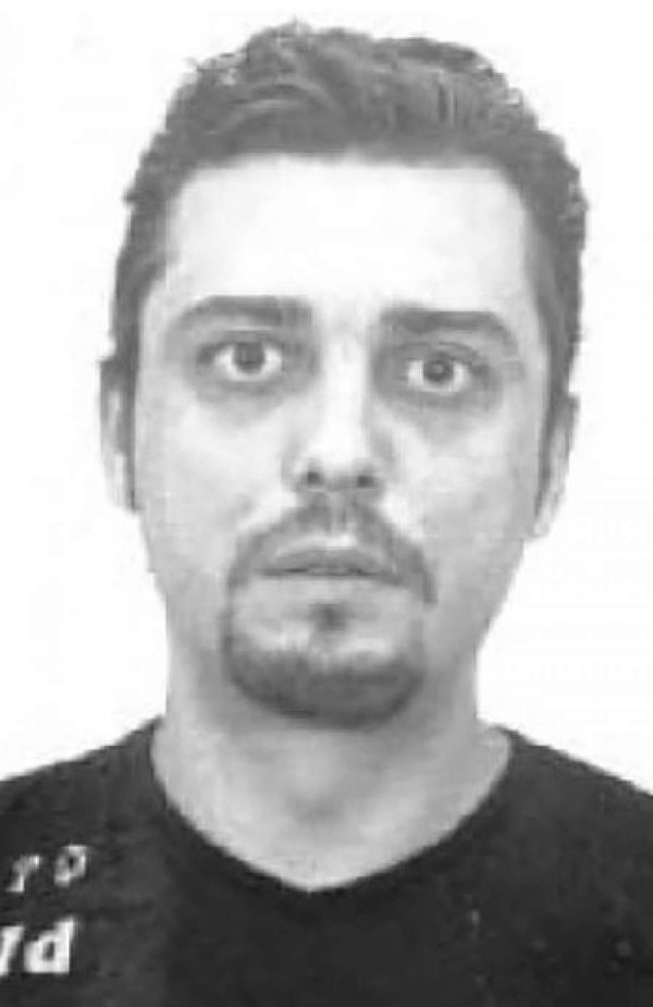 guardiacivil's tweet photo. ¿Le has visto?
Se llama Esteban Vacas y se le busca por agredir sexualmente durante años a una menor hija de su pareja
#Colabora ☎062 https://t.co/mOMxDKEyKT