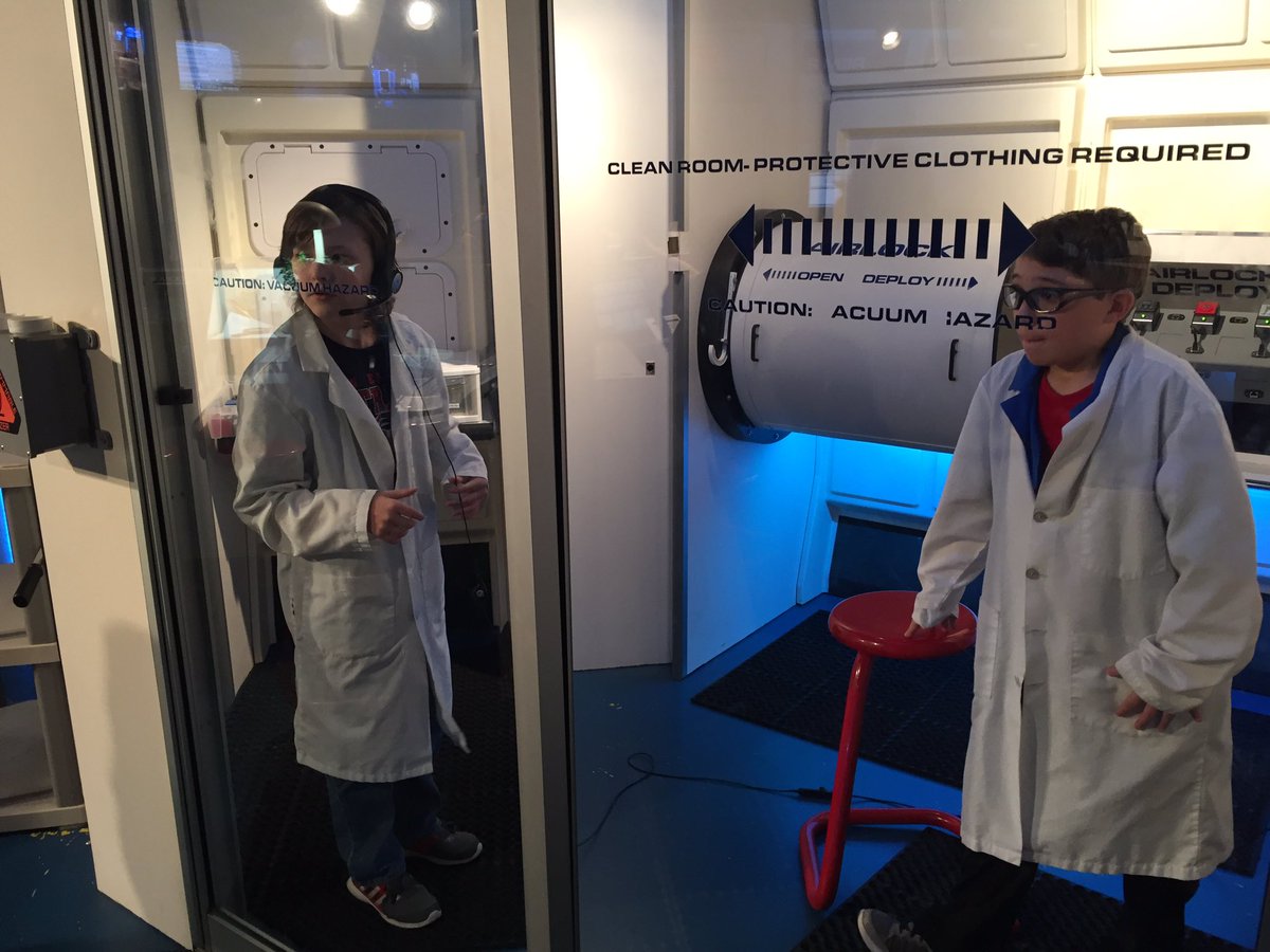 ScotteSMS's tweet photo. Team Beta flies to the moon! @SuffernMS #challengercenter https://t.co/KgvQ7BuJNL