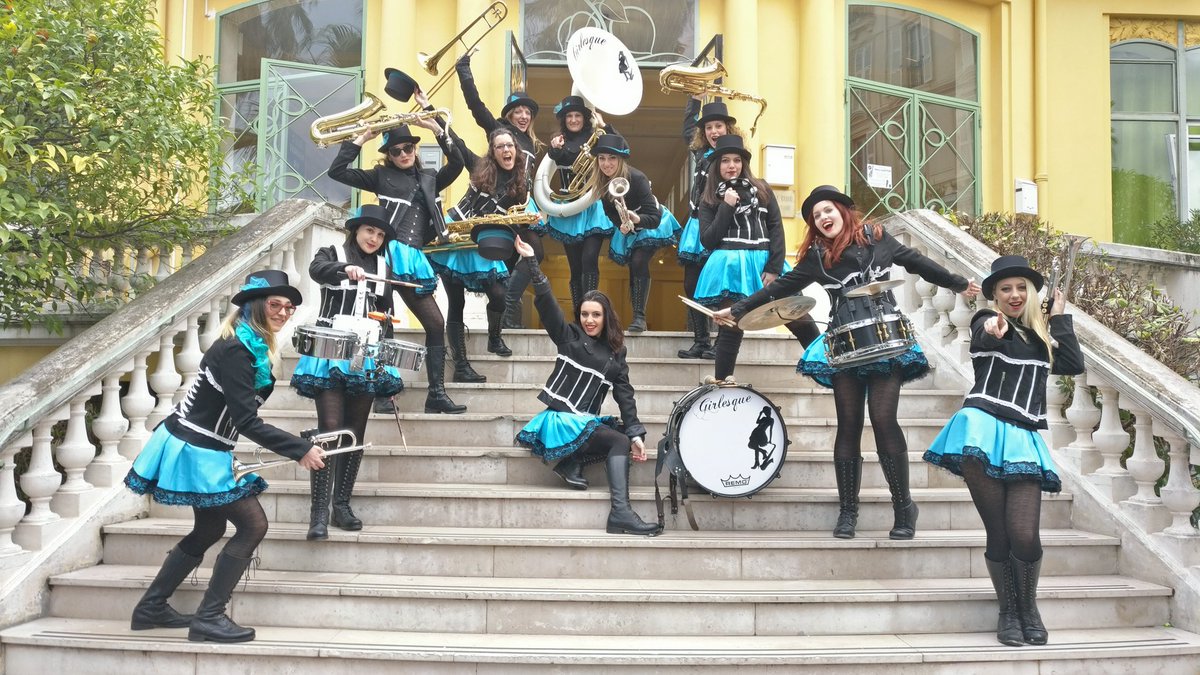 #GirlesqueStreetBand