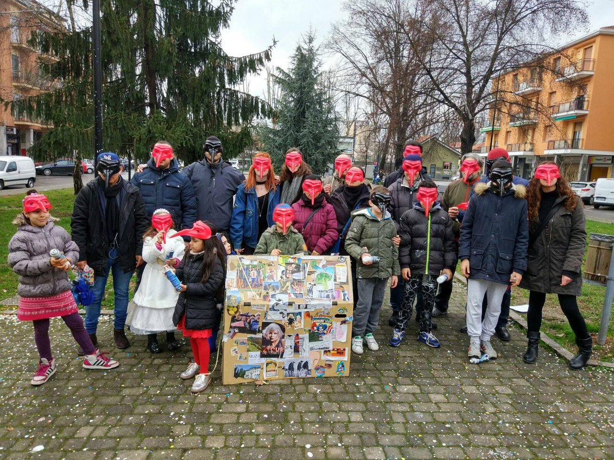 Sabato 4 marzo #Scaramouche ha invaso il Carnevale di #Cinisello in difesa del diritto ad un tetto. spazio20092.wordpress.com/2017/03/06/il-…