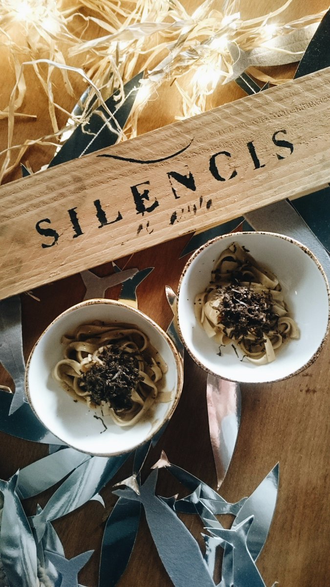 vanecd's tweet photo. Cata de productos artesanos "Silencis de Cassola" a cargo de xef @CarlesTejedor #foodietast #oilmotion #xupxupfalacassola #silencisdecassola https://t.co/yHT4iH31Cx