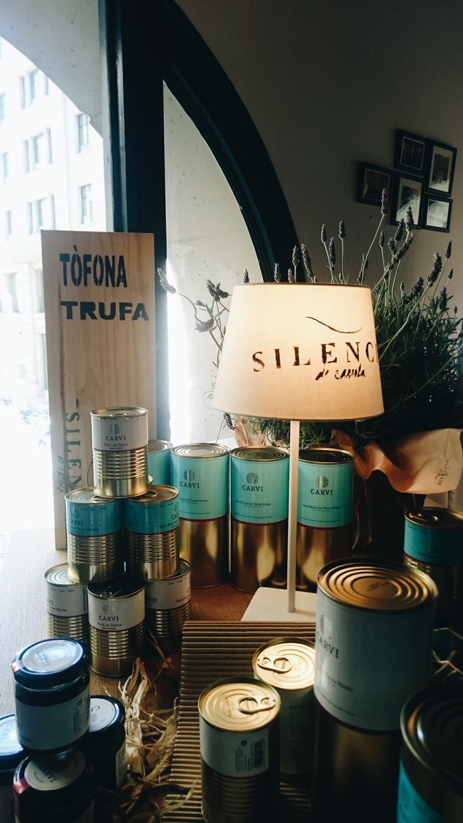 vanecd's tweet photo. Cata de productos artesanos "Silencis de Cassola" a cargo de xef @CarlesTejedor #foodietast #oilmotion #xupxupfalacassola #silencisdecassola https://t.co/yHT4iH31Cx