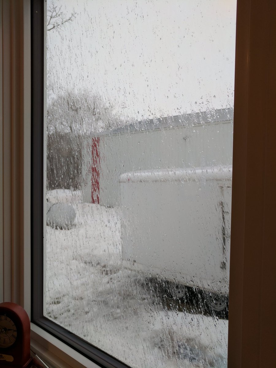 TLCourt's tweet image. Minus 6 degrees, thunder, lightning, and freezing rain. Could Manitoba weather be any weirder? #mbwx #spring