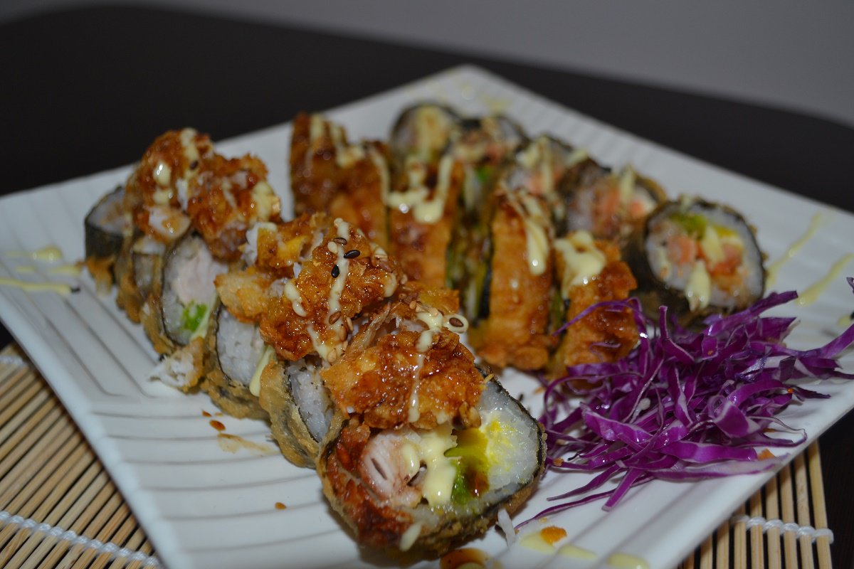 sakebluesushi's tweet photo. #Sushi plato de origen japonés basado en arroz que se acompaña en general con: ajonjolí, salmón o trucha. #SakeBlueSushi https://t.co/B8fn1wNXU2