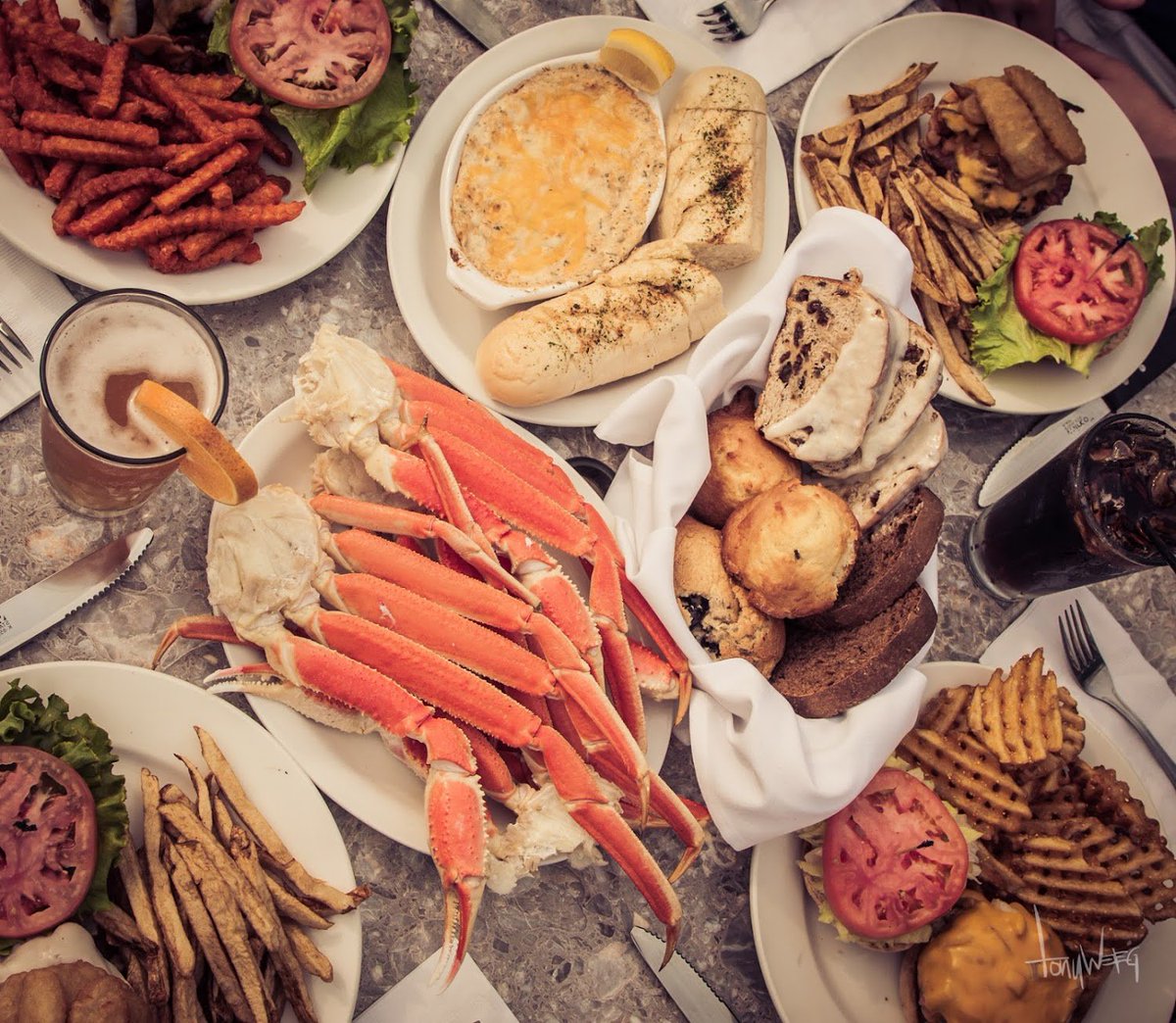 BrewRiver's tweet photo. Nothing to make for dinner tonight? We have so many amazing options for everyone! Let us do the cooking! #MondayBlues #DinnerDate #BrewRiver https://t.co/rYluSei2lp