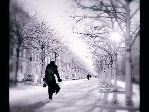 #يوقف_عقلك_لما
المشكلة تكمن فى ان المرأة تظن انه سيتغير، لكنه لا يفعل. 
والرجل يظن انه مهما ارتكب من أخطاء لن ترحل ابدا، لكنها تفعل!