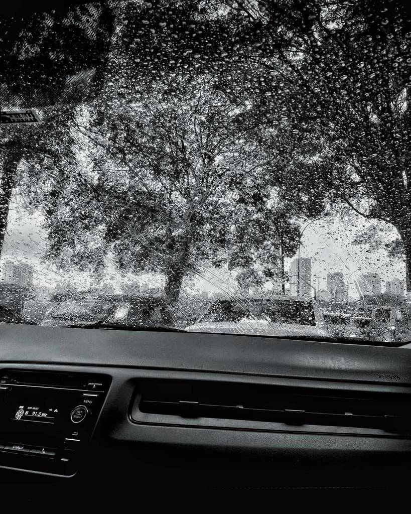 raphaelstrada's tweet photo. ☔ #leica #monochrome #spunderground #rain https://t.co/Wb0mUBeuCW https://t.co/L4jtKewcJM
