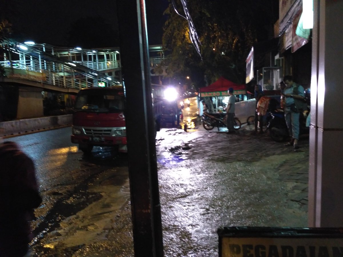 alapranata's tweet photo. Efek pak @basuki_btp kalo udah kerja mah GerCep. Berita Jl Otista berlubang baru 11 jam lalu masuk berita, malem ini langsung dibenerin. https://t.co/gYETXtJbhV