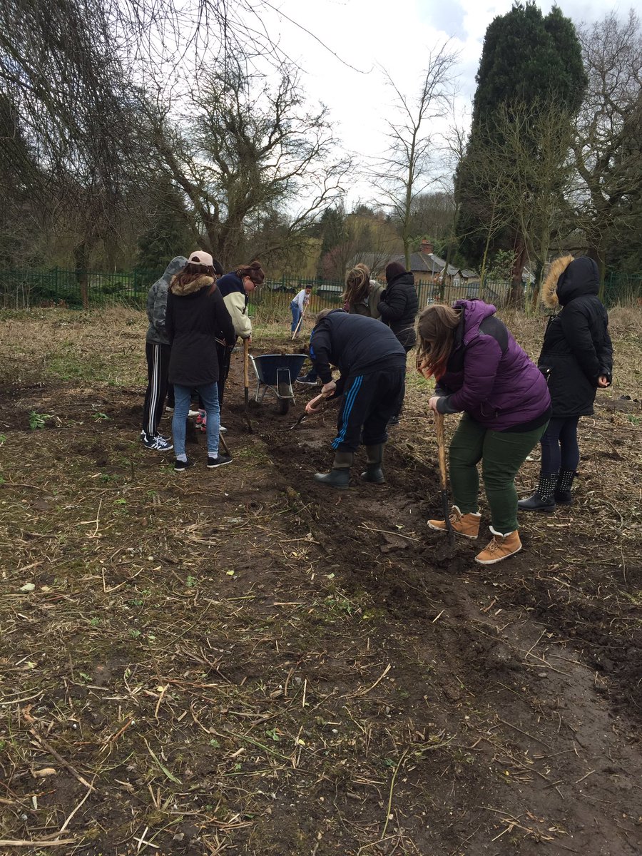loucooperSS's tweet photo. Our supported studies students working hard building a nature trail at Harlow town park @HarlowCollege #Communitycohesionproject #TeamWork https://t.co/YXTDJo30Vs