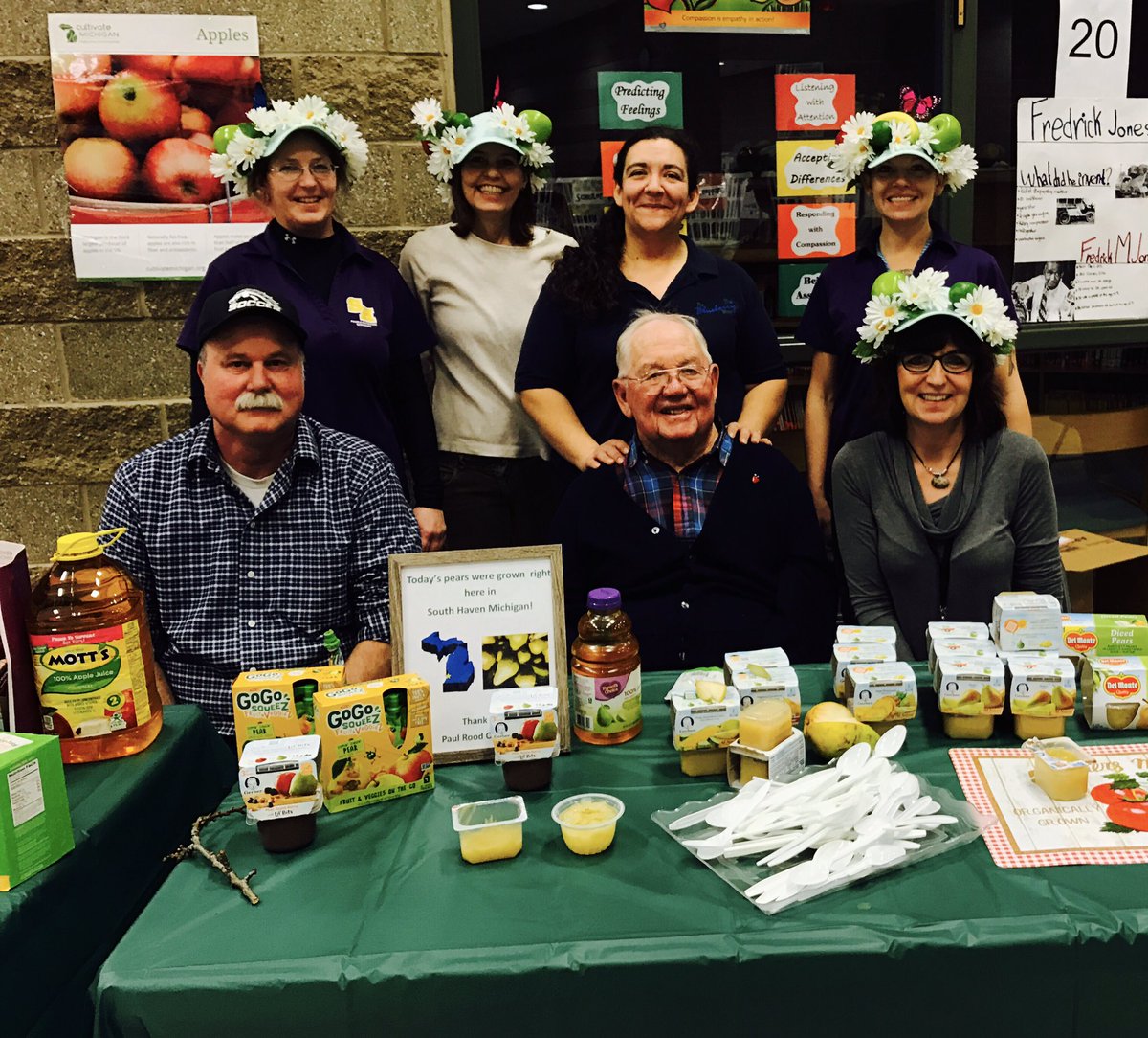 AmyNichols15's tweet photo. Farmer Food Show Fun! Thx to True Blue, Dutchman and Rood Farms! @shpsrams @cultivatemi @NorthShoreSHPS https://t.co/qsth4RMJGF