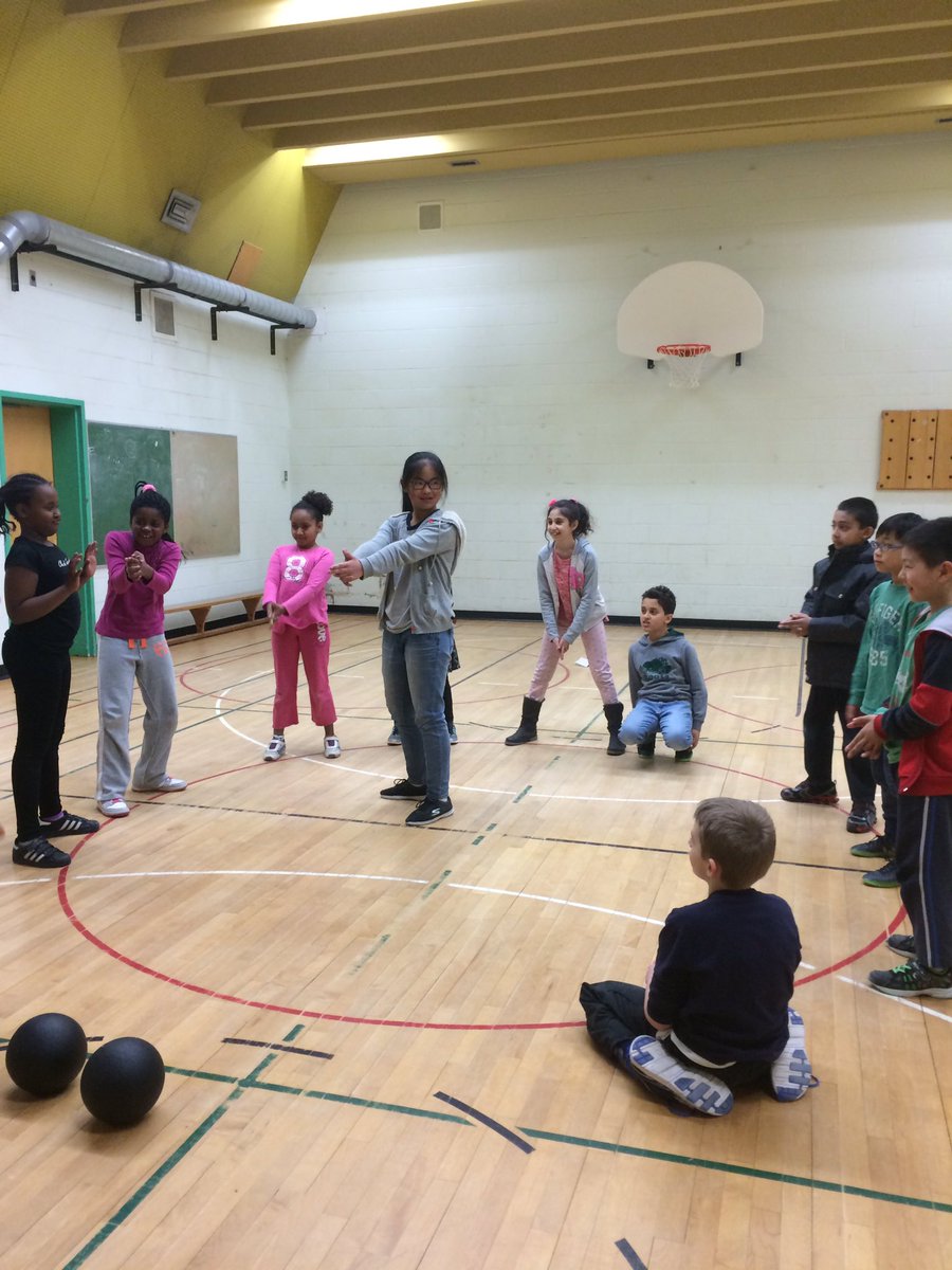 MsSribavan's tweet photo. Playing pinball at Ultimate Fun club #cooperativegames #sportsmanship #week2 https://t.co/Mzw15mIWSq