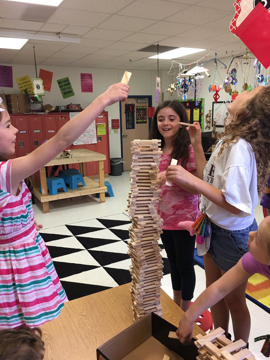 JulieJohnsonja's tweet photo. 2nd graders building today! #collaboration #spatialunderstanding https://t.co/s89nXZBs2e