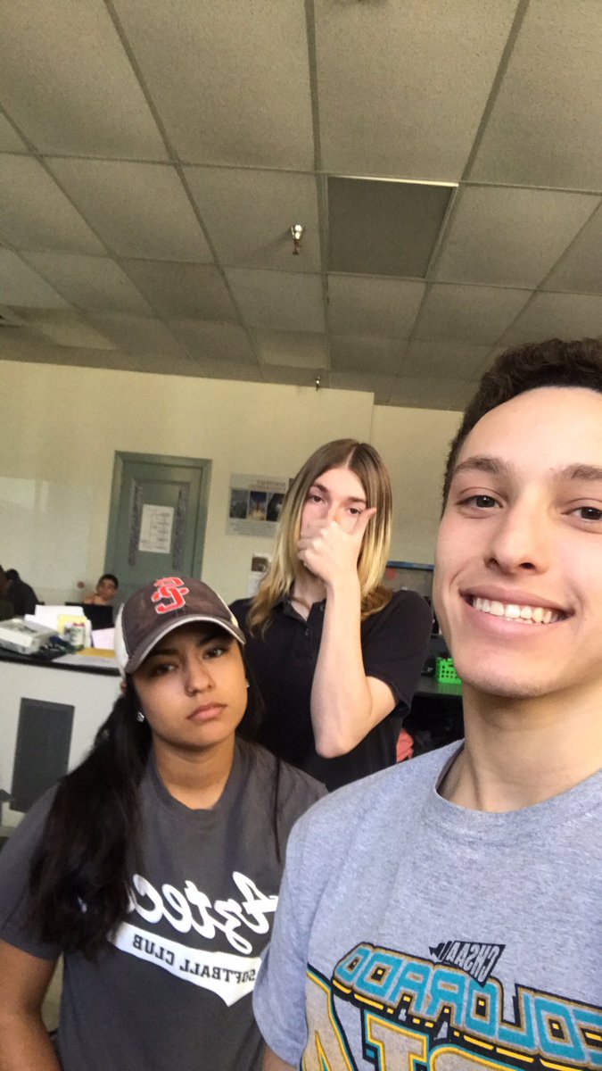 16samuelmoore16's tweet image. Ian and I are excited to build, but Marisa is salty. #centralpoe #robotc #vexrobotics @PuebloCentral