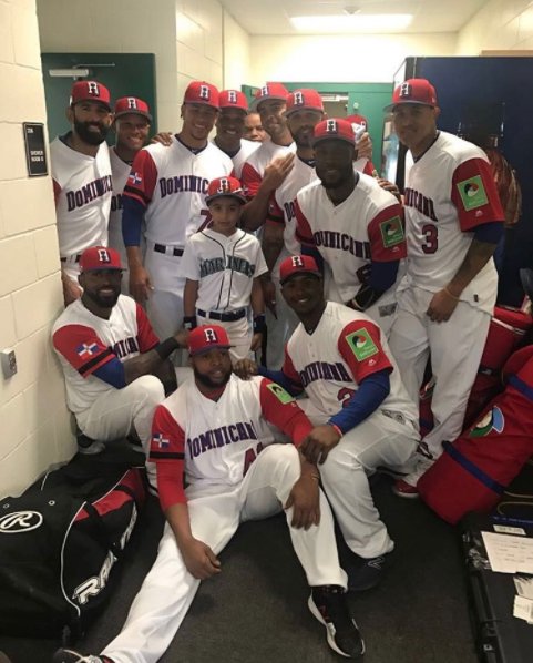 Marcador_Do's tweet photo. #MarcadorCMB: ¡Plátano Power! 💪🏻💪🏻  ¿A quiénes reconoces? (Foto vía: @lamelaza_7) https://t.co/8GhOIPwYlK