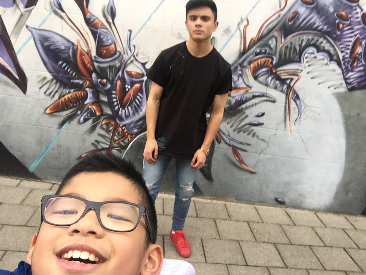 KevinExtion's tweet image. When your cousin wants to take a selfie 😂
