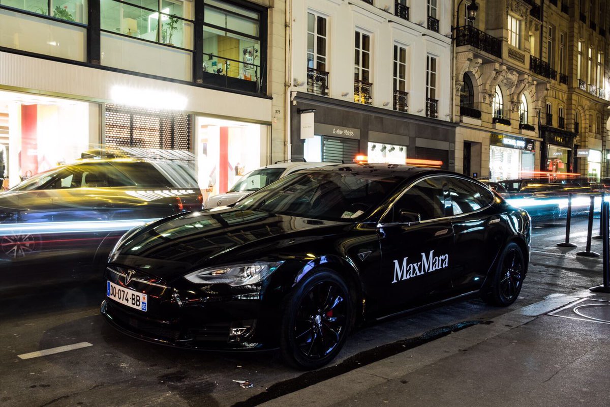 GreenluxCar's tweet photo. Greenlux Car électrifie les défilés de mode avec ses Tesla Model S mise à disposition pour les personnalités. Green and Glamour. #pfw https://t.co/h1Juib6ZJB